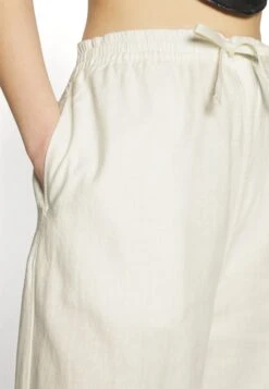 YOURTURN Genderless Parachute Unisex - Broek - White 13 YOURTURN Genderless Parachute Unisex - Broek - White -Yourturn 550eb4063f7e4f1cbca9890550f66ec1