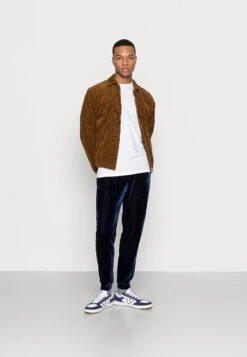 YOURTURN Festive Jogger Unisex - Trainingsbroek - Dark Blue 8 YOURTURN Festive Jogger Unisex - Trainingsbroek - Dark Blue -Yourturn 8021f402e98c4f69a2fc7eba3b316de6