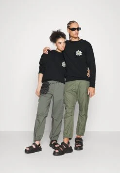 YOURTURN Crewneck With A Flower - Trui - Black 9 YOURTURN Crewneck With A Flower - Trui - Black -Yourturn 96fd72d0ab674c36bc14d5c831edb2d9