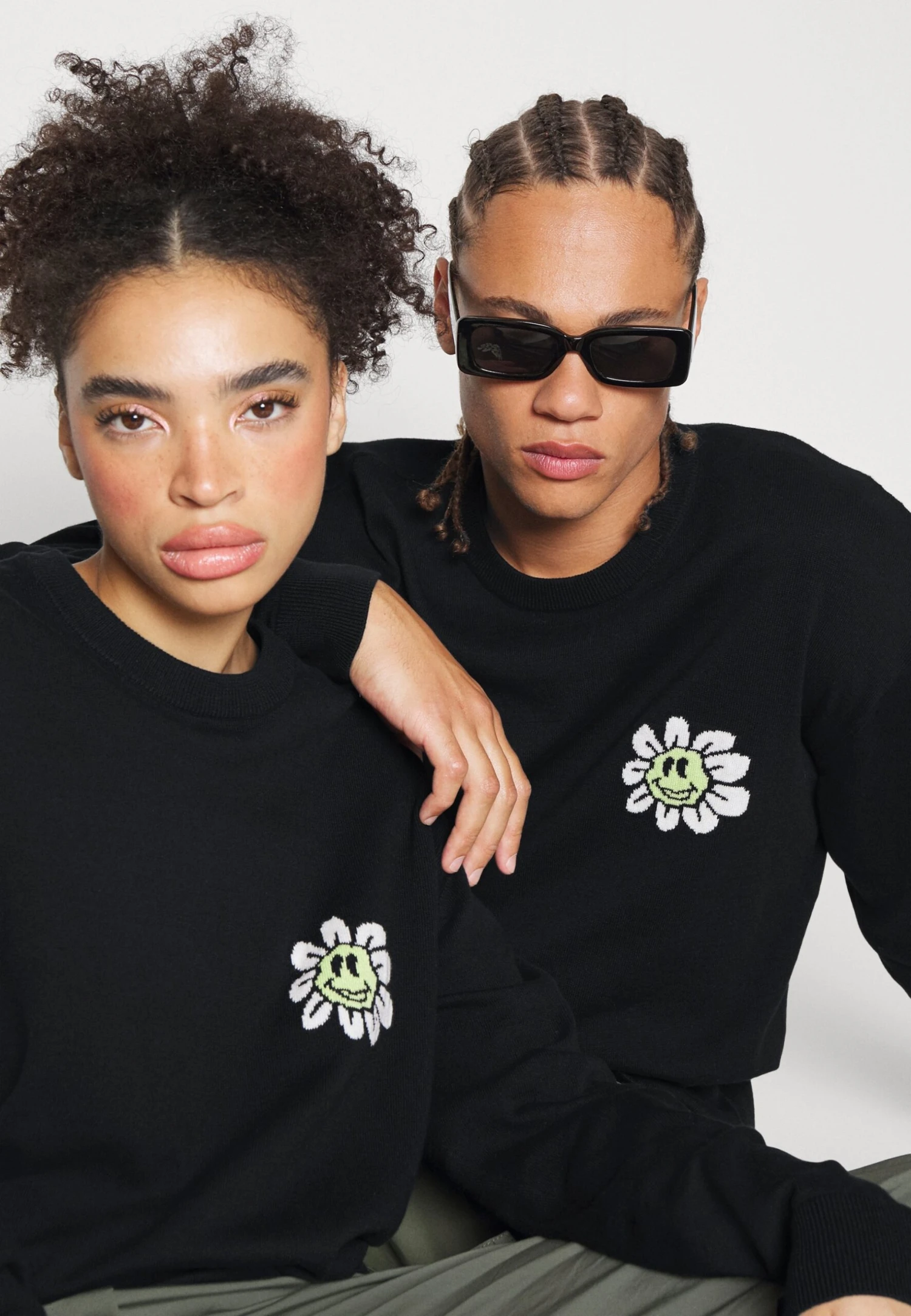 YOURTURN Crewneck With A Flower - Trui - Black 6 YOURTURN Crewneck With A Flower - Trui - Black - Afbeelding 4