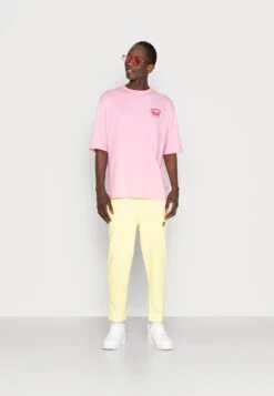 YOURTURN Nostalgia Future Tee Unisex - T-Shirt Print - Pink -Yourturn a5a1a7b7ff9a43cb8b92ca005cdfd196