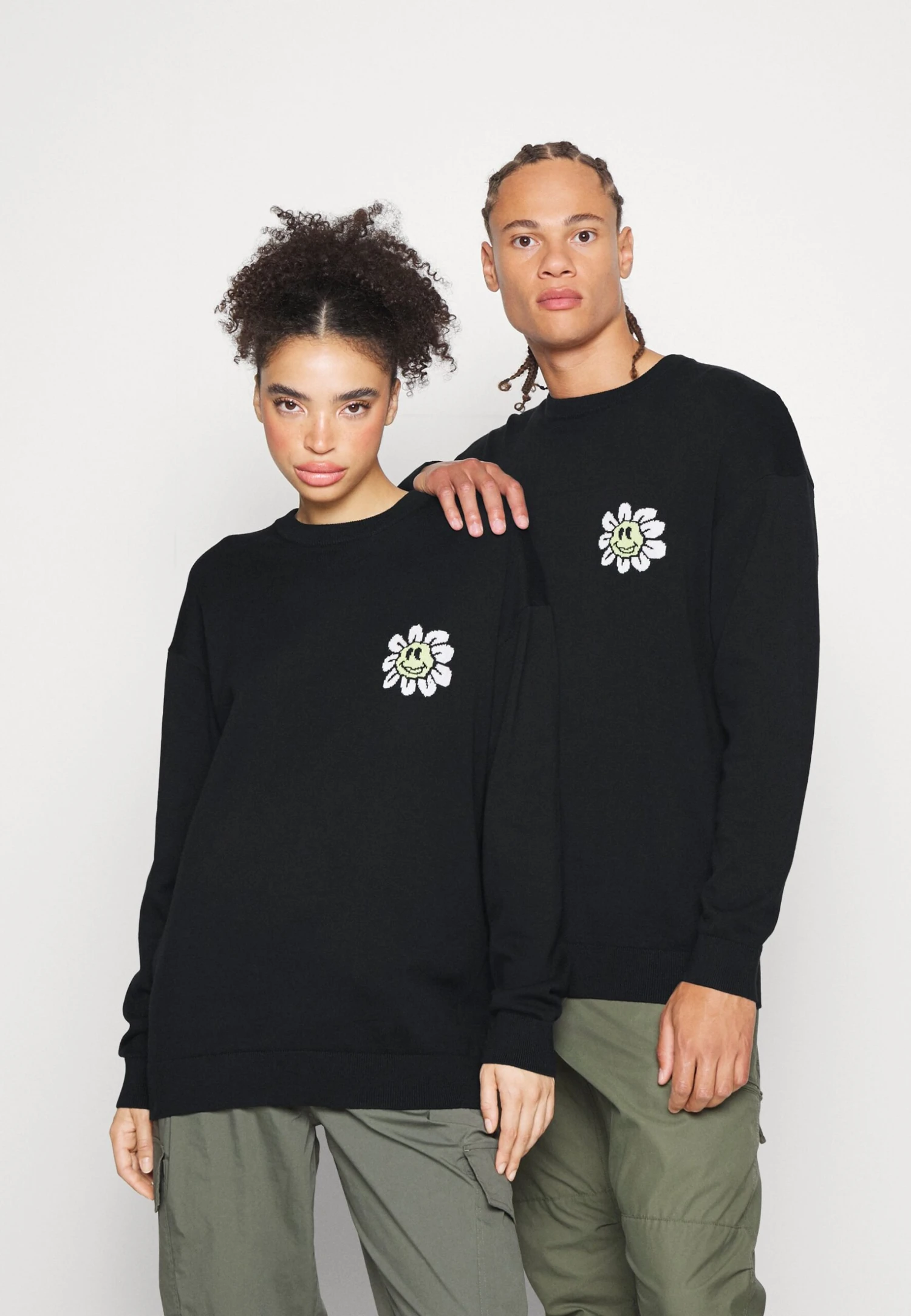 YOURTURN Crewneck With A Flower - Trui - Black 3 YOURTURN Crewneck With A Flower - Trui - Black