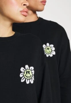 YOURTURN Crewneck With A Flower - Trui - Black 13 YOURTURN Crewneck With A Flower - Trui - Black -Yourturn d8cd4e42eab54bfaa3e56f2e9847a549