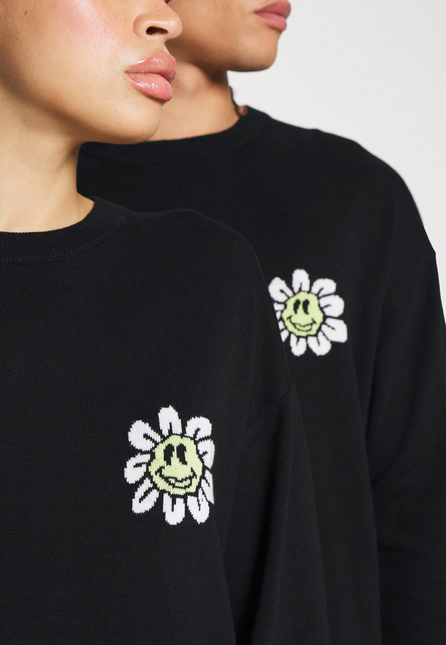 YOURTURN Crewneck With A Flower - Trui - Black 8 YOURTURN Crewneck With A Flower - Trui - Black - Afbeelding 6
