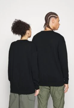 YOURTURN Crewneck With A Flower - Trui - Black 10 YOURTURN Crewneck With A Flower - Trui - Black -Yourturn ec1468a3d6e24b2fb00c7214c47d1a3b